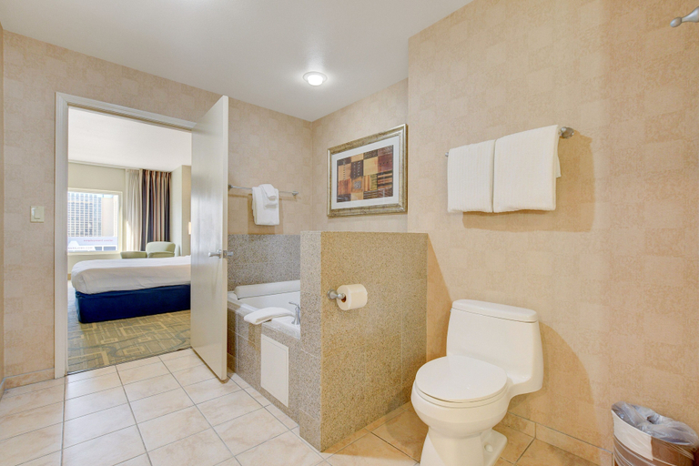 Bathroom 4, Sapphire Skyline Premium Suite, Clark