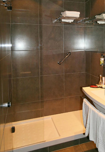 Bathroom 3, Nimotel, Gard