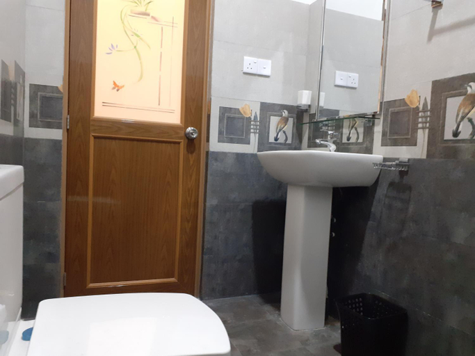 Bathroom 2, Misty Heaven, Ella