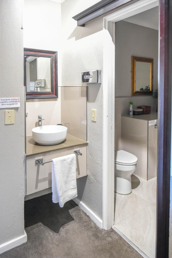 Bathroom 4, Oxford Lodge Vryheid, Zululand