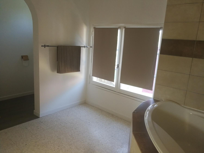 Bathroom 1, Mas des gardies, Gard