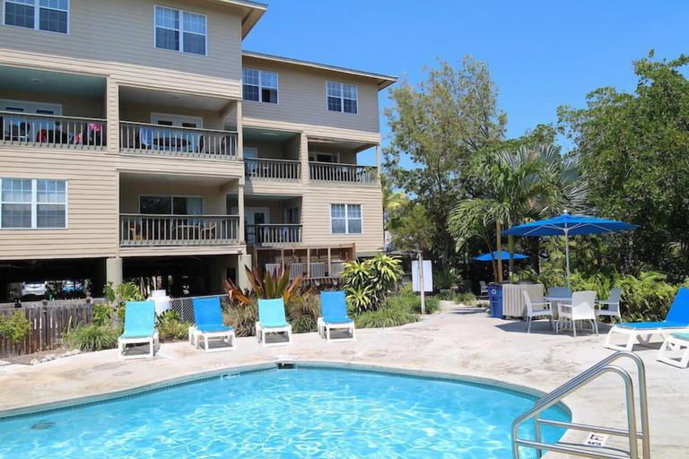Sport & Beauty, Coconut Mallory Marina and Resort Condo, Monroe