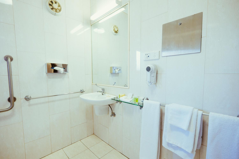 Bathroom 5, Club Motor Inn, Narrabri