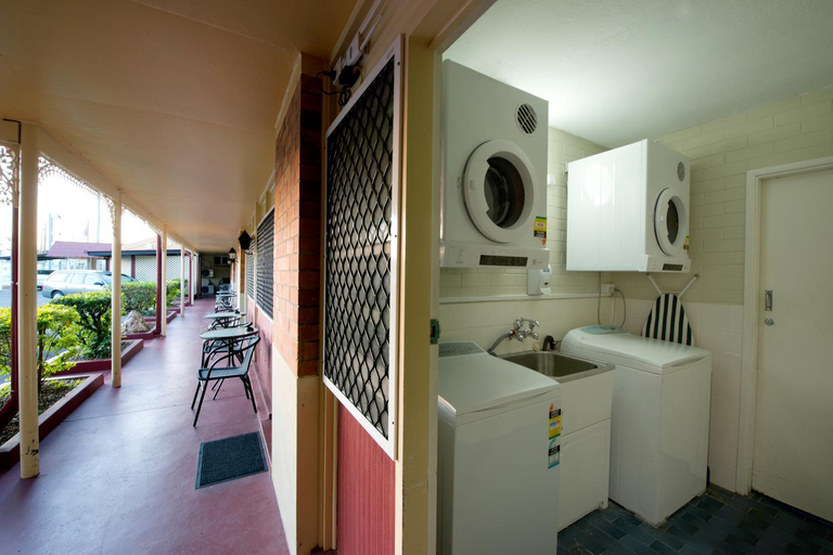 Bathroom 4, Mineral Sands Motel, Maryborough