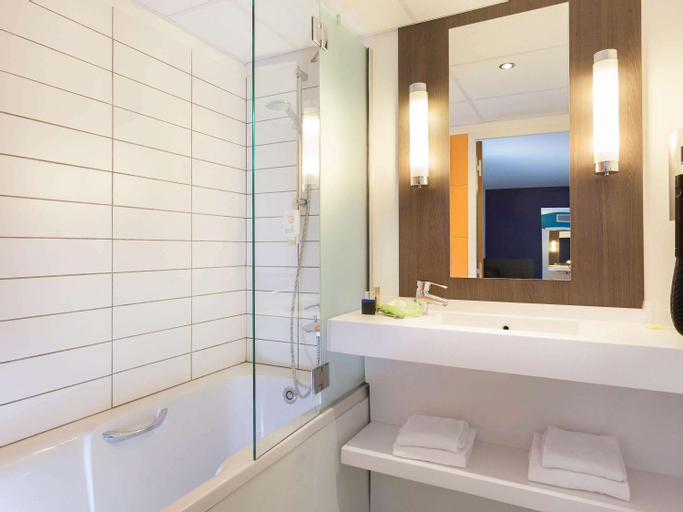 Bathroom 16