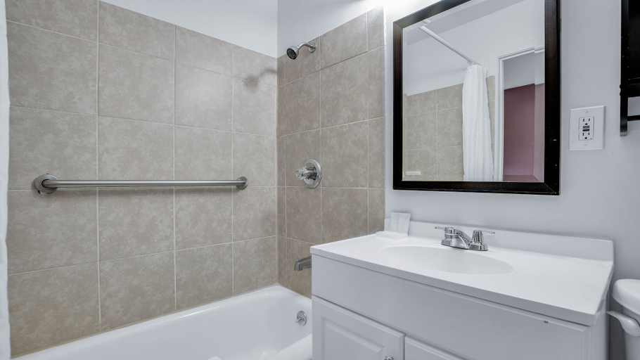 Bathroom 4, Viking Motel, Multnomah