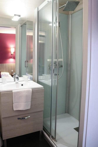 Bathroom, Hotel Du Commerce, Indre