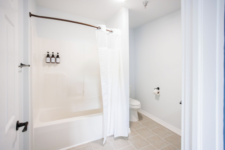 Bathroom 4, Hotel Callista, New London