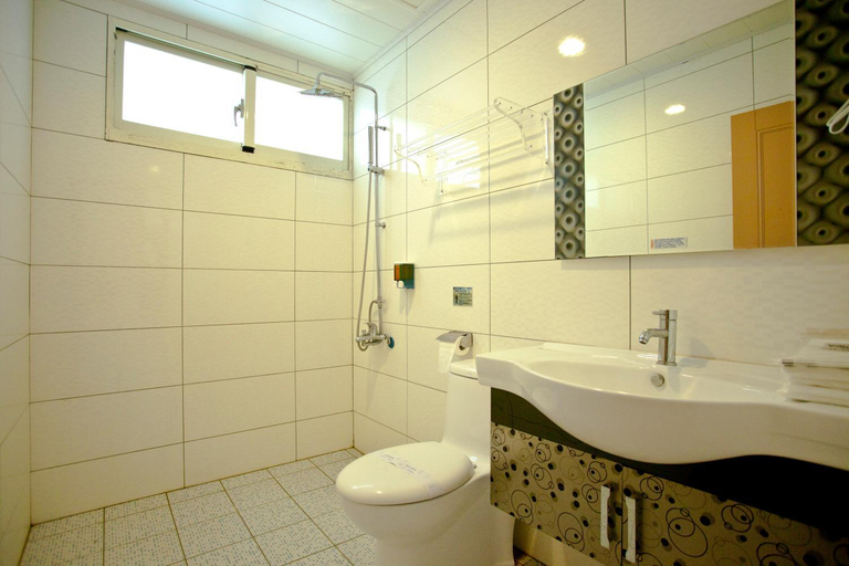Bathroom 3, Mangyi Inn, Pingtung