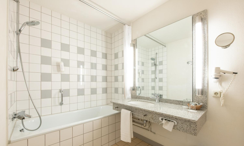 Bathroom 5, Mercure Hotel Offenburg am Messeplatz, Ortenaukreis