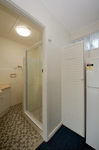 Bathroom 4, Mineral Sands Motel, Maryborough