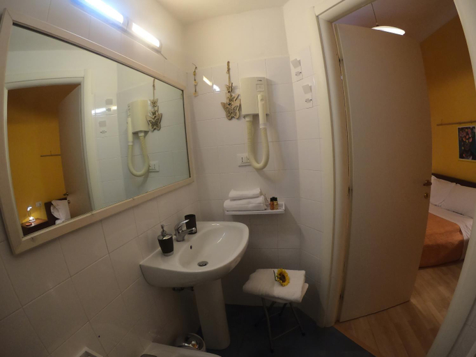 Bathroom 5, Valerie, La Spezia