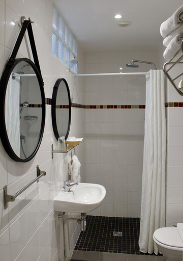 Bathroom 5, Hotel des Pyrenees, Paris