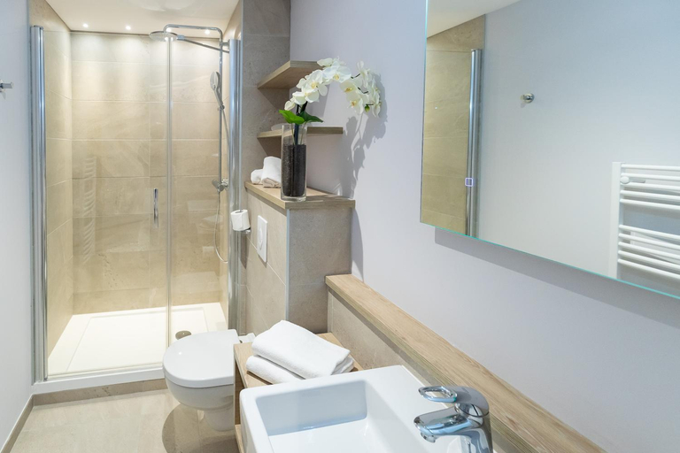 Bathroom 4, Hôtel des Marins, St-Malo, Ille-et-Vilaine