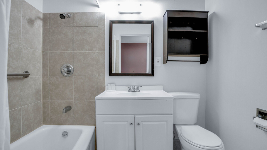 Bathroom 4, Viking Motel, Multnomah