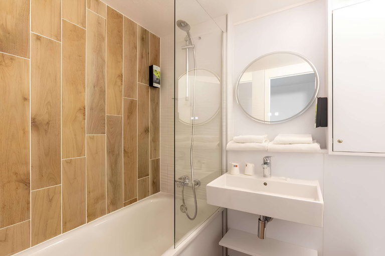 Bathroom 4, Sure Hotel by Best Western Plaisir, Yvelines