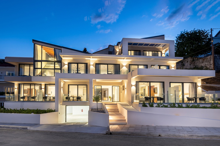 Exterior & Views