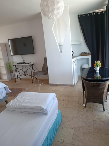 Bedroom 3, Custo Club