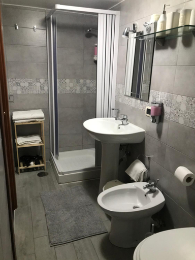 Bathroom 3, Regy, Napoli