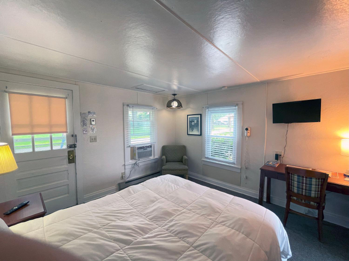 Bedroom 2, Plantation Motel, Erie