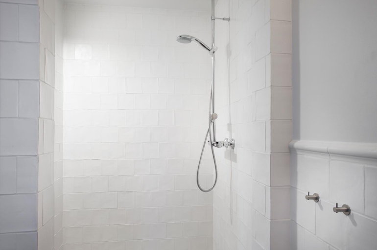 Bathroom 3, Odinsve Hotel Apartments, Reykjavík