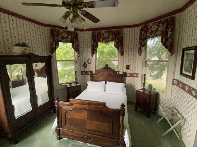 Bedroom 1, Four Winds Victorian Venue & Suites, Fannin
