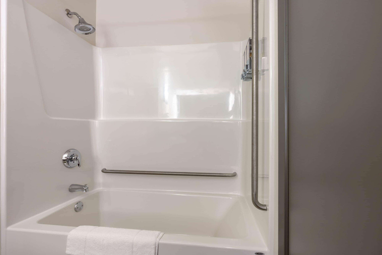 Bathroom 4, Super 8 By Wyndham Winnipeg East, Division No. 11