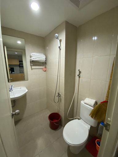 Bathroom, Osaka Riverview Apartment PIK2 by Panda Traveling, Tangerang
