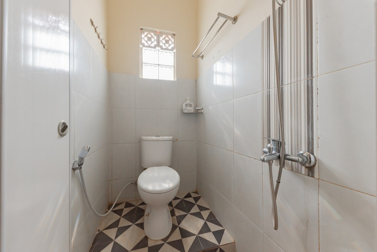 Bathroom 5, RedDoorz Syariah @ Sudirman Street Garut, Garut