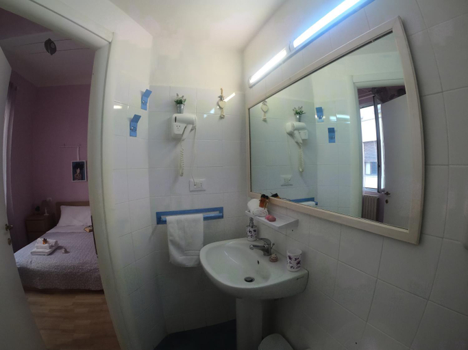 Bathroom 4, Valerie, La Spezia