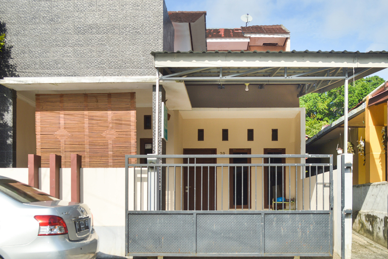 Exterior & Views 1, OYO 91491 Zalfa Guest House Syariah, Balikpapan