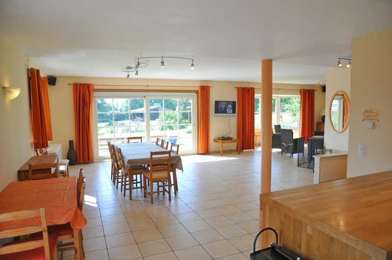 Food & Drinks 4, Chalet in Somme-Leuze with Hot Tub Sauna, Namur