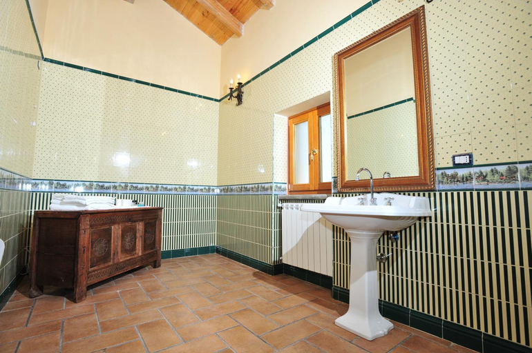 Bathroom 3, Poggio dei cavalieri, Rome