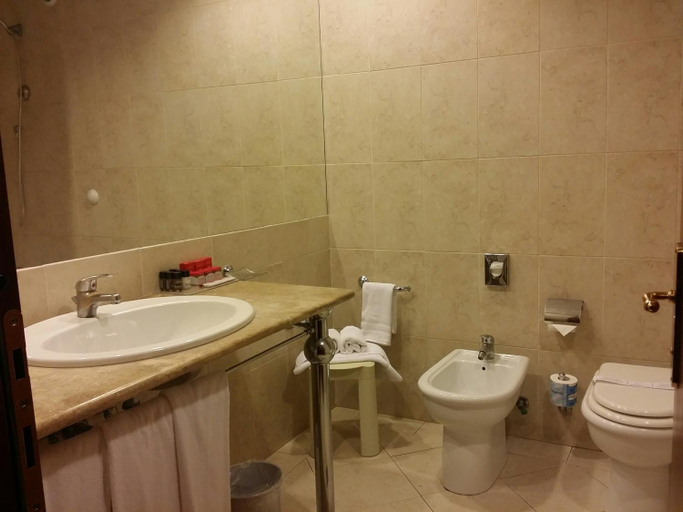Bathroom 4, Ramada Naples City Centre, Napoli