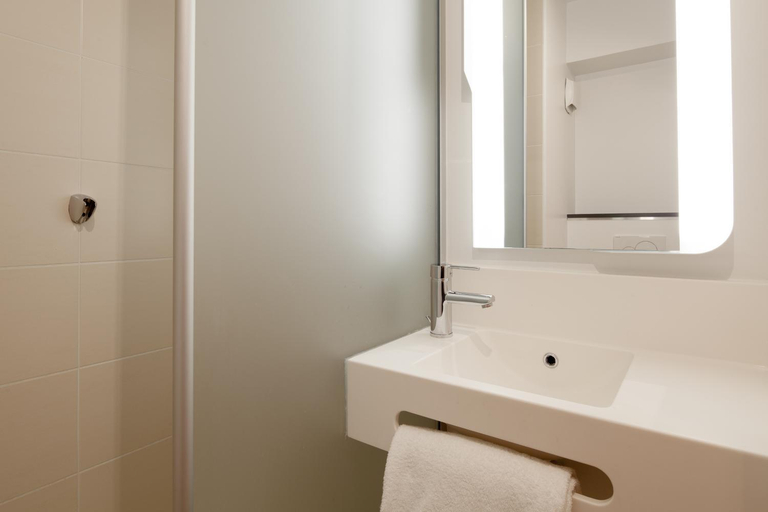 Bathroom 4, B&B Hotel NANTERRE Rueil-Malmaison, Hauts-de-Seine