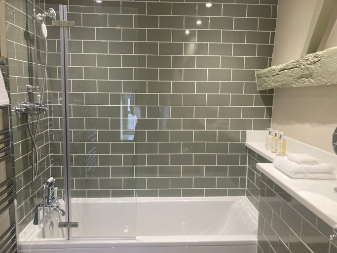 Bathroom 3, The Old Kings Head, Lincolnshire