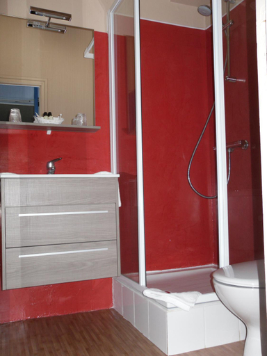 Bathroom 1, The Originals Access, Hotel Corinna, Royan, Charente-Maritime