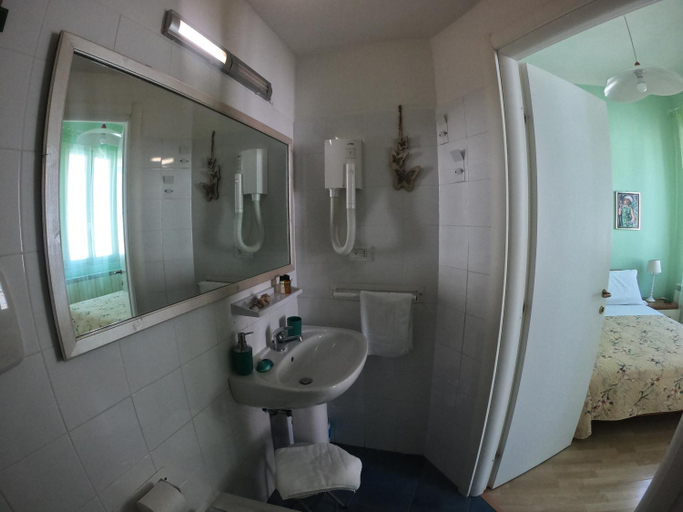 Bathroom 2, Valerie, La Spezia