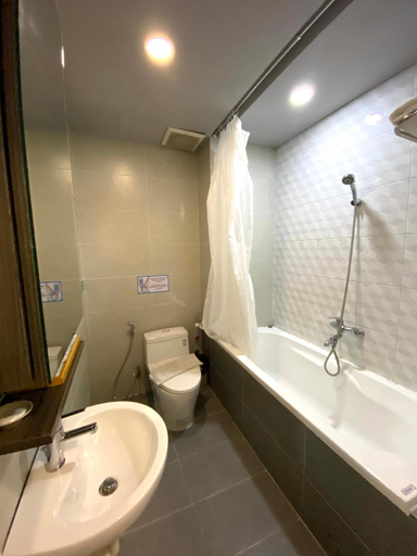 Bathroom 4, La Regatta Boutique Residences, District 3