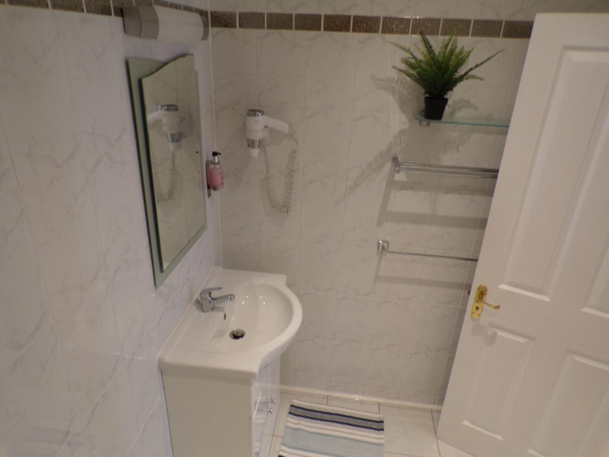 Bathroom 2, Coast 77 B&B, Poole