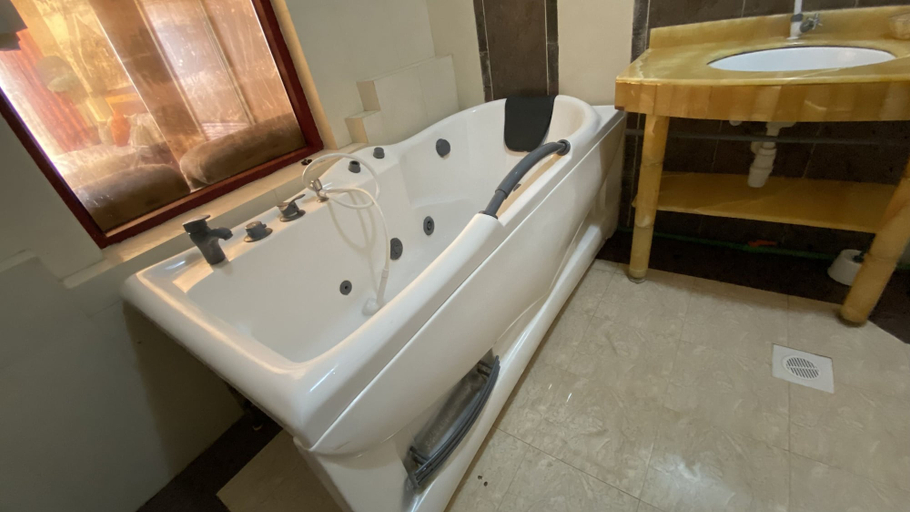 Bathroom 3, Lux Suites Shanzu Seabreeze Apartments, Kisauni