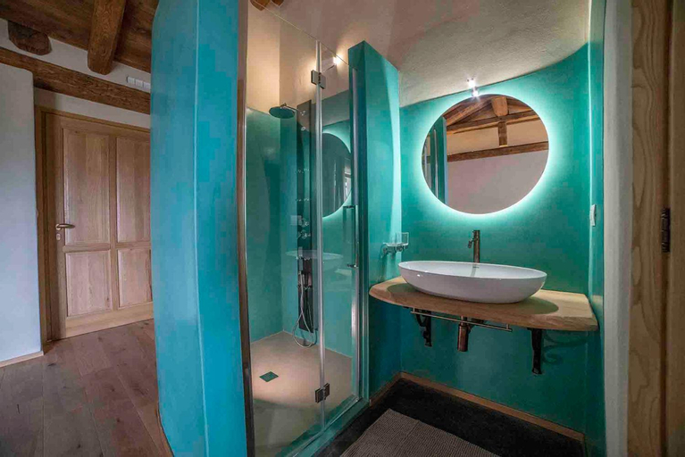 Bathroom 13
