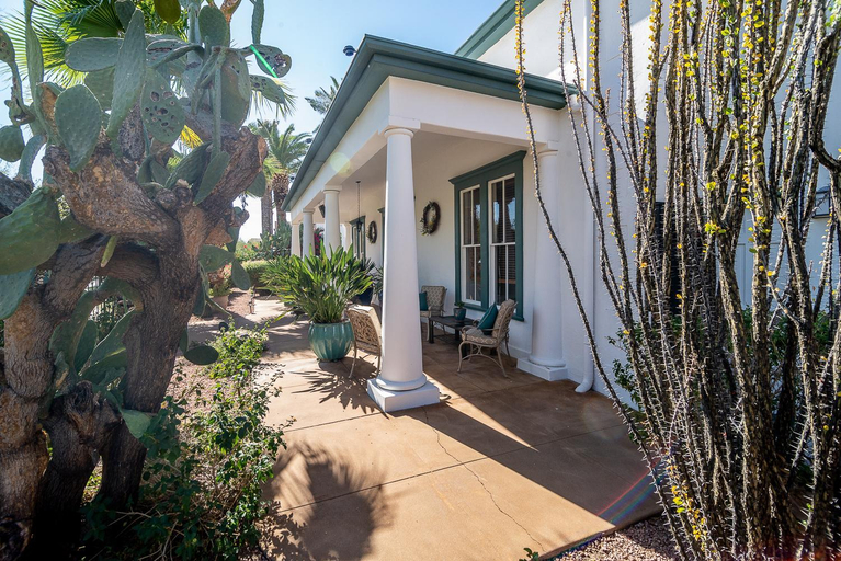 Exterior & Views