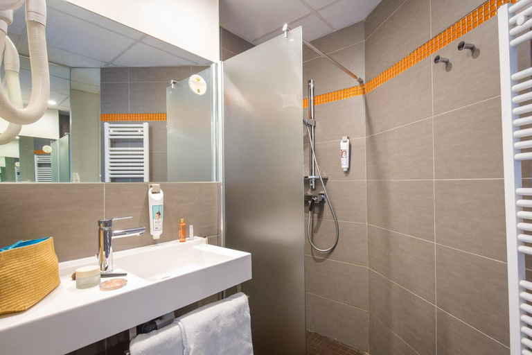Bathroom 4, B&B HOTEL Marseille Centre La Timone, Bouches-du-Rhône