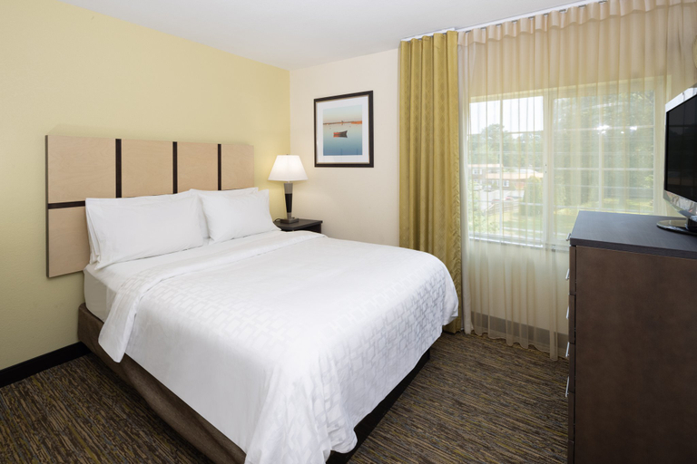 Candlewood Suites WINDSOR LOCKS BRADLEY ARPT, an IHG hotel Room Type - 1 Qn Studio Suite Mobil Access Roll Shwr
