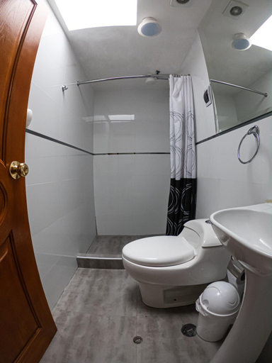 Bathroom 2, Hotel Los Laureles, Calca