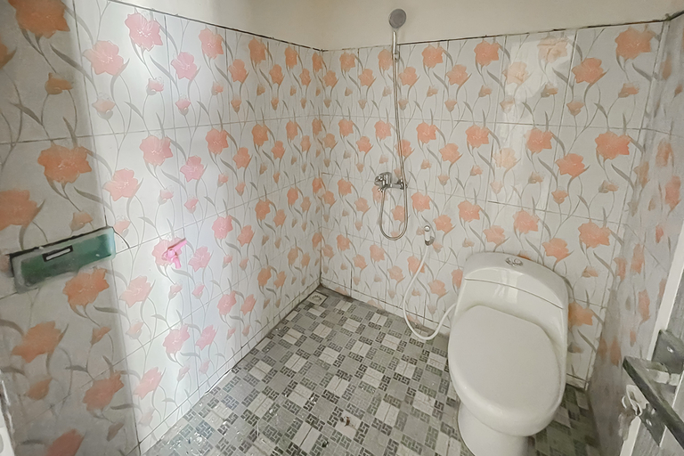 Bathroom 2, Urbanview Hotel Tirtamaya Jaya Indah Indramayu, Indramayu