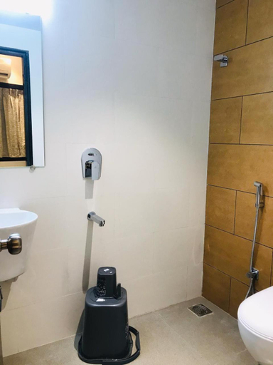 Bathroom 4, Hotel Flora Suites, Mumbai City