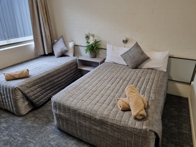 Others 5, Y Motels Yarraman, Rosalie - Pt B
