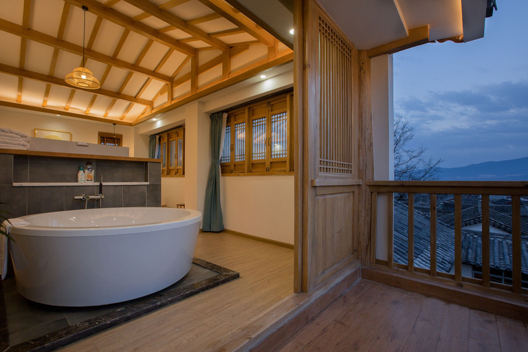 Bathroom 5, Jianshe, Lijiang